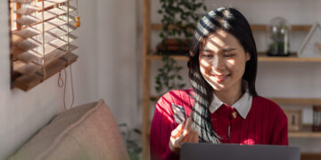 tandr-int290-display-1200×600-asian-woman-credit-card